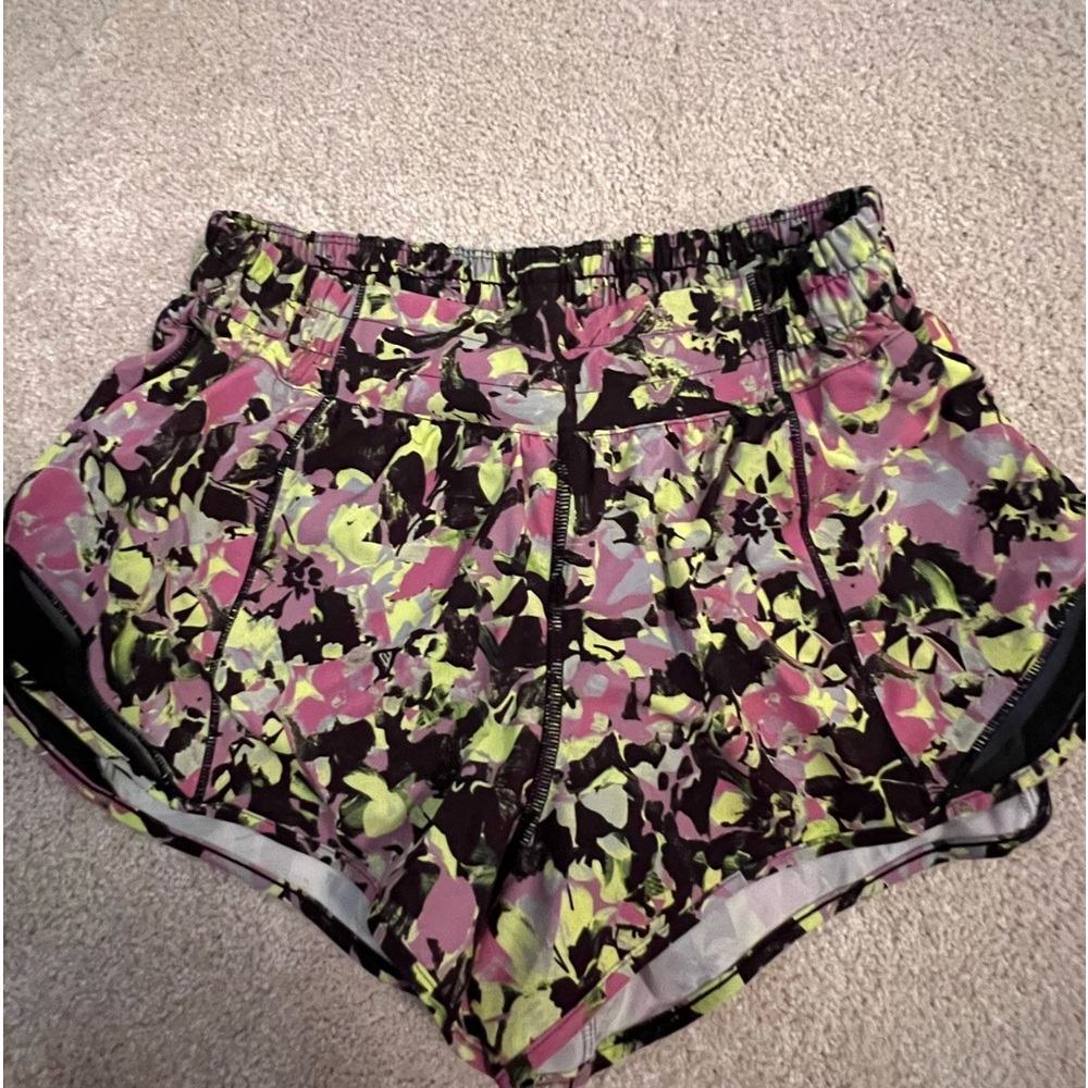 Lululemon hottie hot shorts mid rise 2.5 size 6